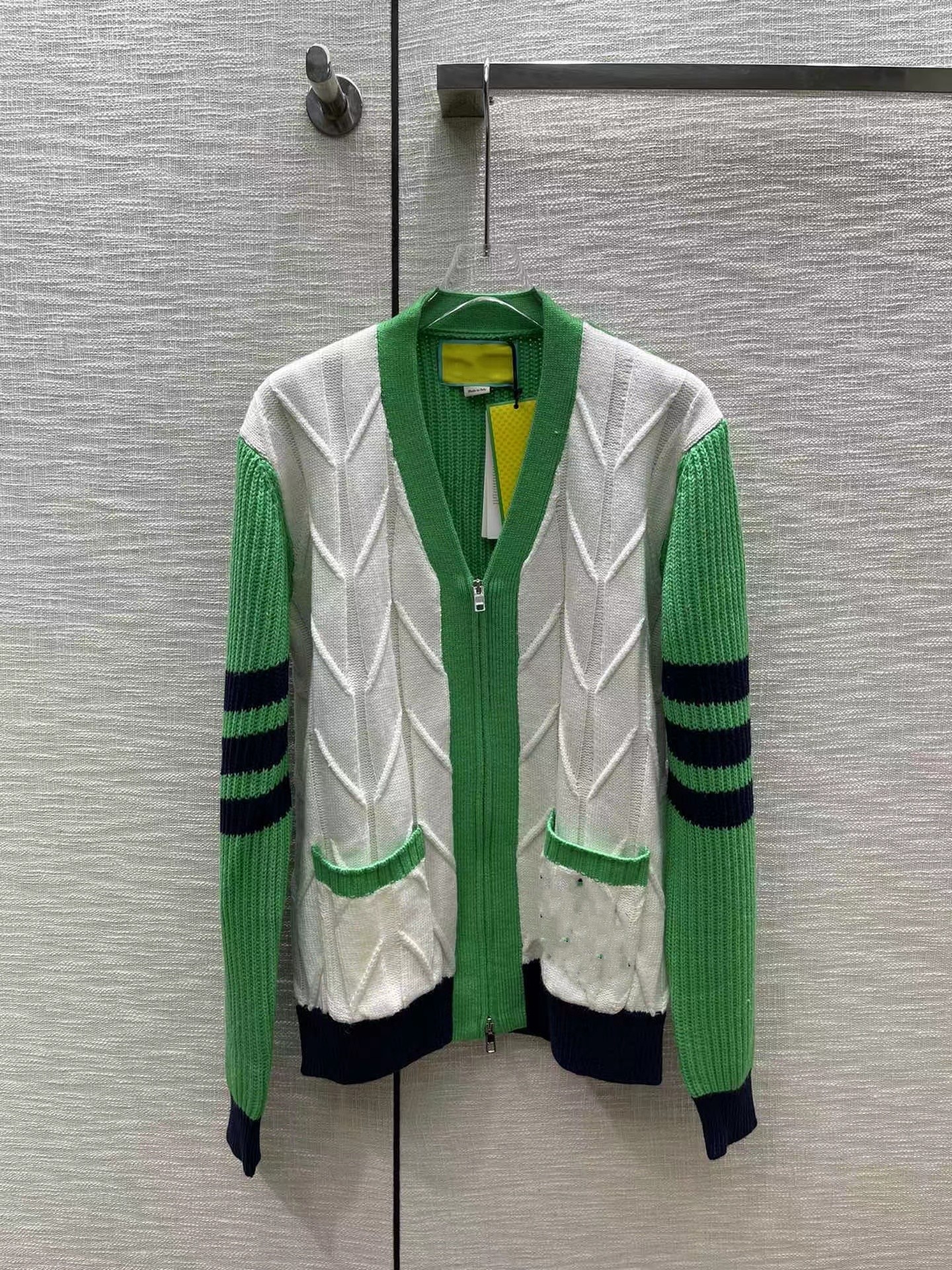 Milan Runway Sweaters 2023 Spring V Neck Long Sleeve High End Jacquard Cardigan Women's Designer Coats 0111-18, Green 
Milan Runway Sweaters 2023 Spring V Neck Long Sleeve High End Jacquard Cardigan Women's Designer Coats 0111-18, Green