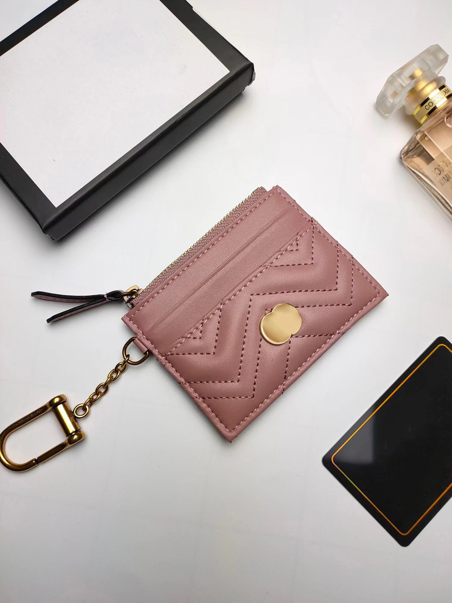 fashion Genuine Leather holders passport Coin Purses wristlets WOODY Card Holders Luxurys Designers bags key chain mens womens Wallets Square credit Metal logo, Pink
fashion Genuine Leather holders passport Coin Purses wristlets WOODY Card Holders Luxurys Designers bags key chain mens womens Wallets Square credit Metal logo, Pink