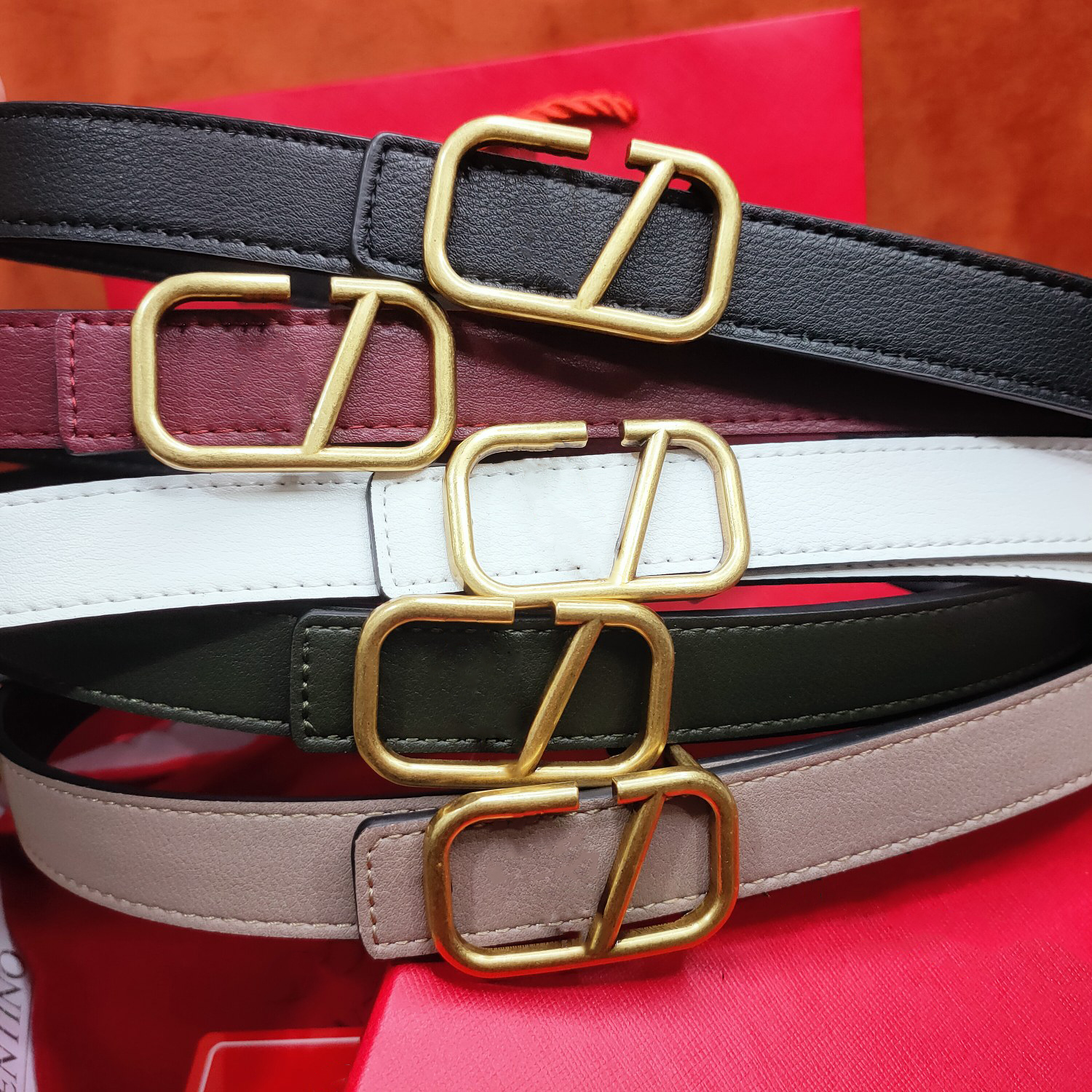 luxurys designers belts trend fashions belt standard length gold letters fine leather belt fashion for men and women 5 colors smooth buckle good, Width 2.5cm
luxurys designers belts trend fashions belt standard length gold letters fine leather belt fashion for men and women 5 colors smooth buckle good, Width 2.5cm