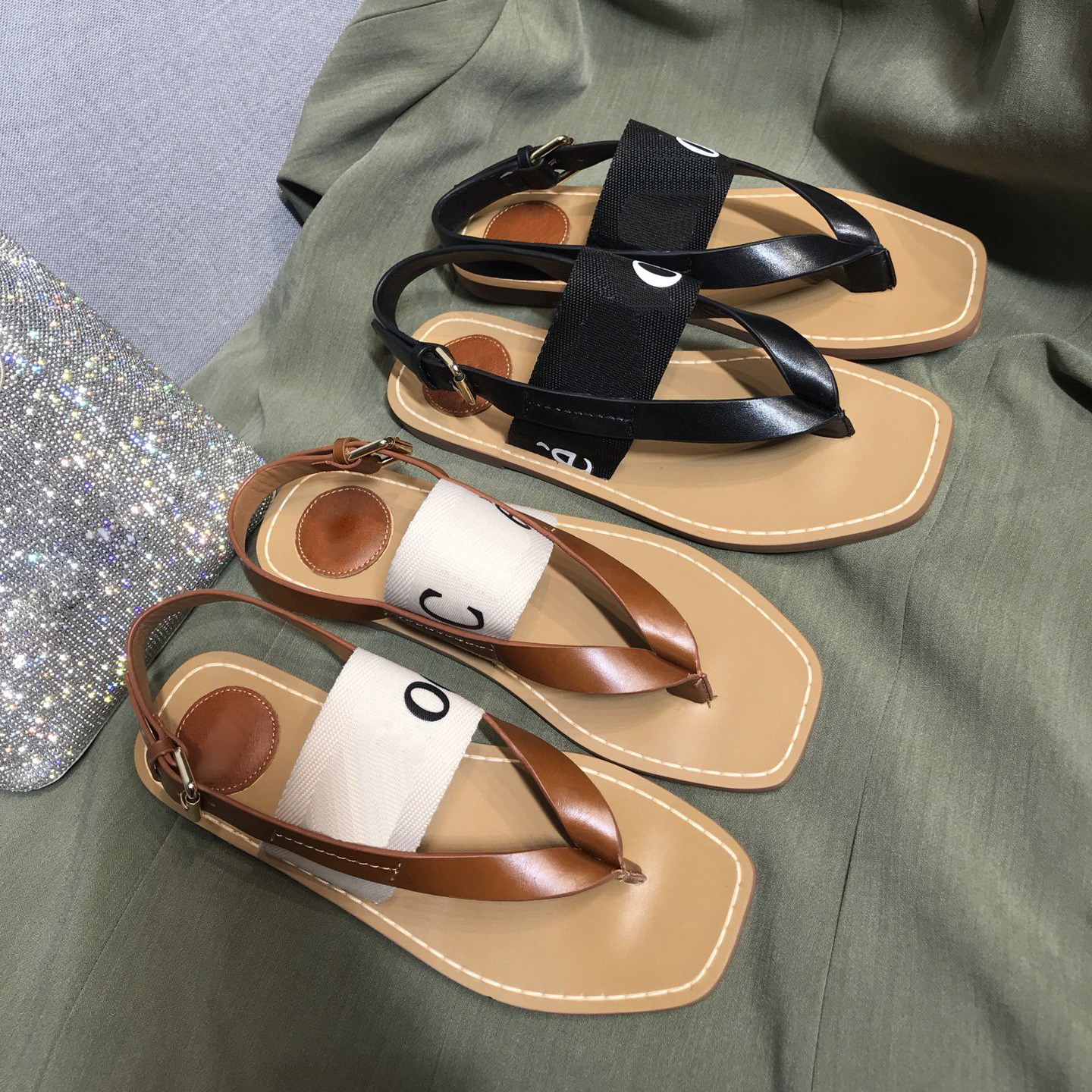 leather sandal flat heel flip flops Women Fashion Designer Fabric Slide Black White Letter Mules Girls Trend Open toe Casual Dress Loafers Outdoor Shoes size45-41, With box
leather sandal flat heel flip flops Women Fashion Designer Fabric Slide Black White Letter Mules Girls Trend Open toe Casual Dress Loafers Outdoor Shoes size45-41, With box