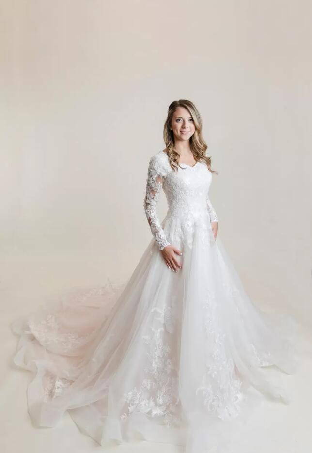 Lace applique Tulle Modest a-line Wedding Dresses With Long Sleeves Sweetheart Neckline Buttons Back Country Western Bridal Gowns