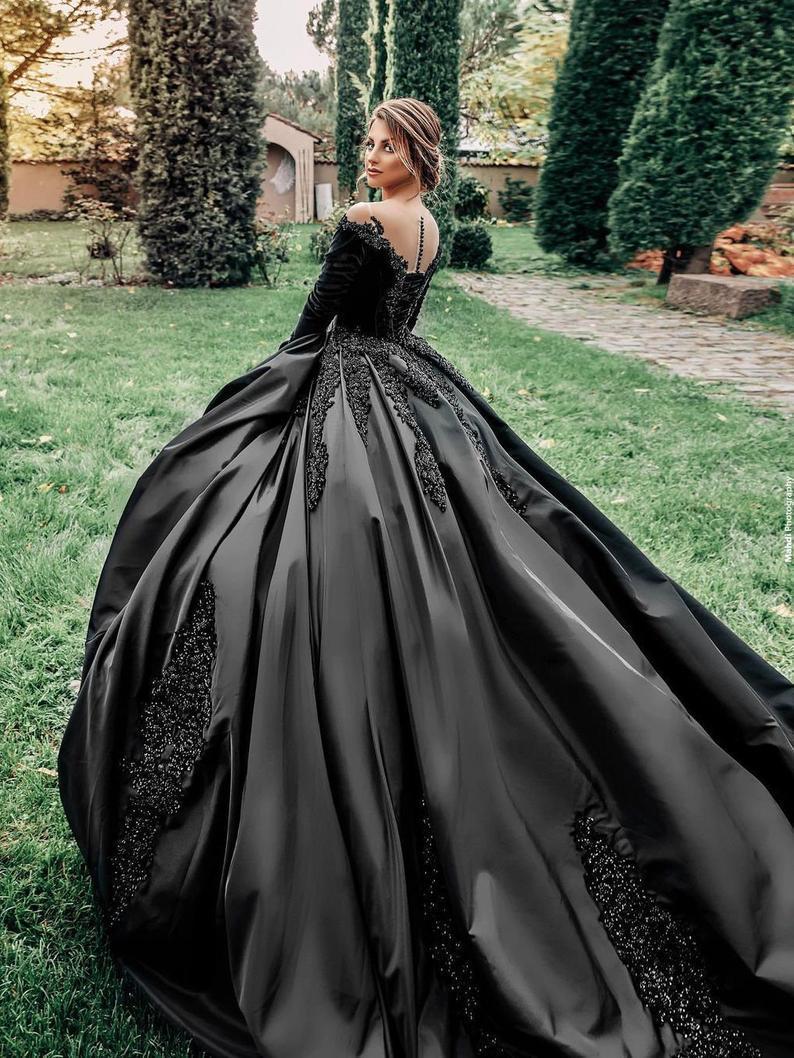 2023 Vintage Ball Gown Wedding Dresses Black Gothic Bridal Gowns Jewel Neck illusion Long Sleeves Lace Appliques Crystal Beads Custom Floor Length Plu