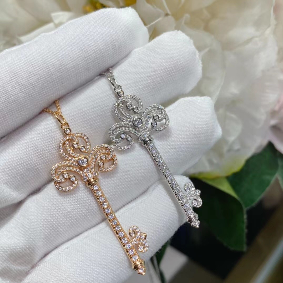 New Diamond Key Necklace Fashion Designer Women's Pendant Girls Valentine's Day 18K Gold Jewelry Gift
New Diamond Key Necklace Fashion Designer Women's Pendant Girls Valentine's Day 18K Gold Jewelry Gift