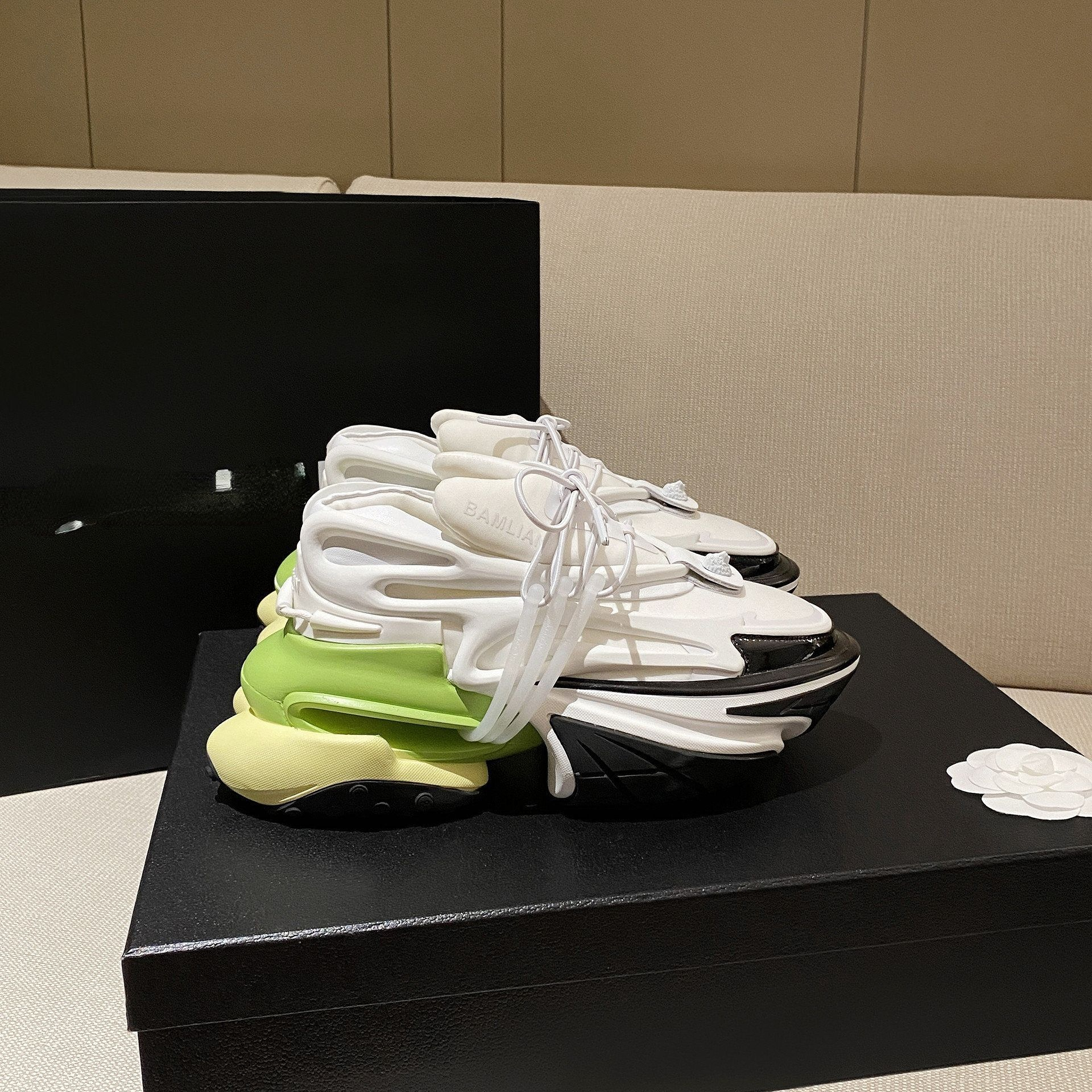 Luxury brand casual shoes science and technology sense spacecraft space shoes men's and women's running shoes
Luxury brand casual shoes science and technology sense spacecraft space shoes men's and women's running shoes