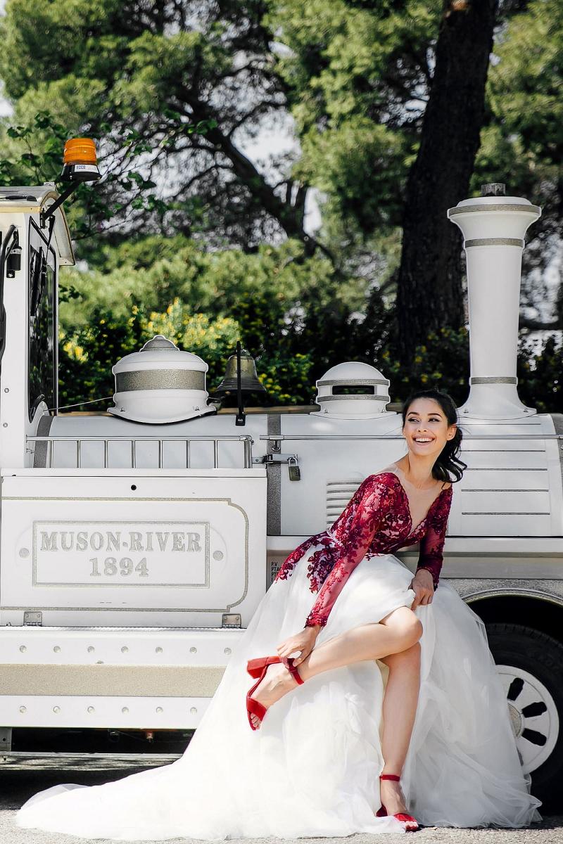 Gothic Ivory And Burgundy A Line Wedding Dresses Long Sleeves Country Bridal Gowns Lace Applique Beaded Sequin Tulle Bride Formal Wear Sheer Back Butt