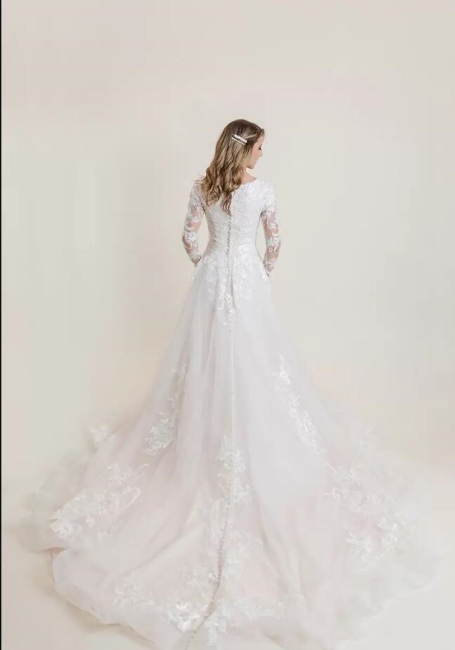 Lace applique Tulle Modest a-line Wedding Dresses With Long Sleeves Sweetheart Neckline Buttons Back Country Western Bridal Gowns