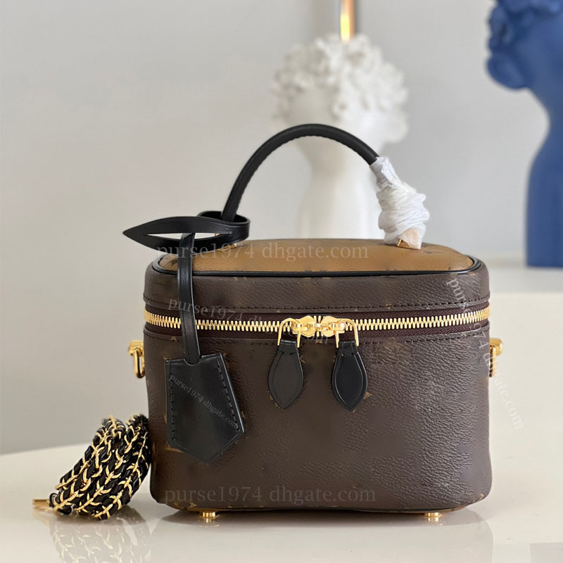 Designer makeup bag luxurys handbag VANITY cosmetic bags women shell tote crossbody purse with twist lock shoulder toiletry bag A stylish classic crossbody bag, 44699-18x16.5x7.5cm2
Designer makeup bag luxurys handbag VANITY cosmetic bags women shell tote crossbody purse with twist lock shoulder toiletry bag A stylish classic crossbody bag, 44699-18x16.5x7.5cm2