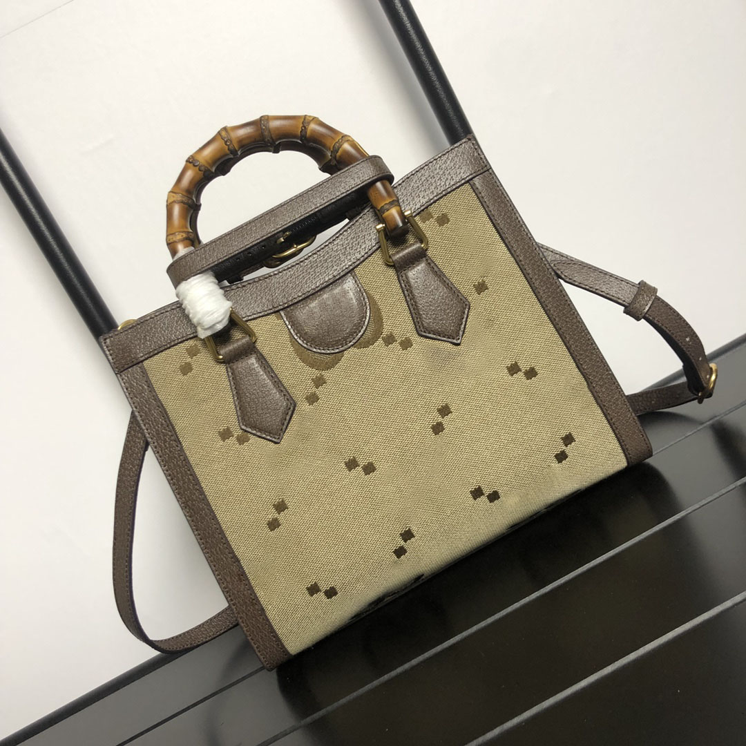 Fashion Designer One Shoulder Bag Mini Tote Bag Women Handbag Bamboo Handle Two styles Hardware logo 27cm, Dlive
Fashion Designer One Shoulder Bag Mini Tote Bag Women Handbag Bamboo Handle Two styles Hardware logo 27cm, Dlive