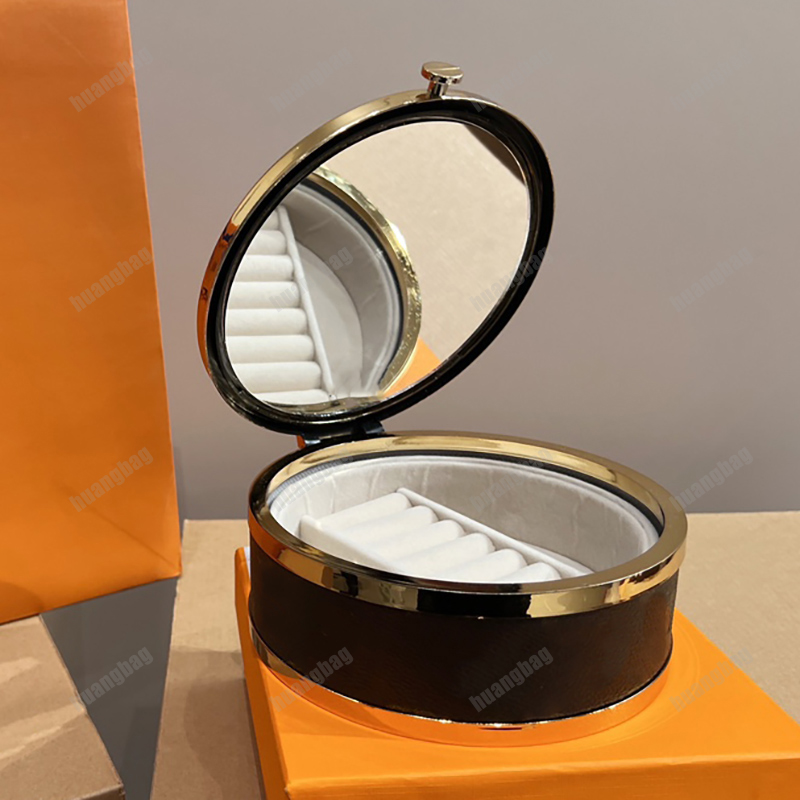 Luxury Jewellery Box Women Fashion High-Quality Cosmetic Boxes Classic Letters Round Artwork Circle Jewel Case Vintage Wholesale PU Leather Top Designers, Brown
Luxury Jewellery Box Women Fashion High-Quality Cosmetic Boxes Classic Letters Round Artwork Circle Jewel Case Vintage Wholesale PU Leather Top Designers, Brown