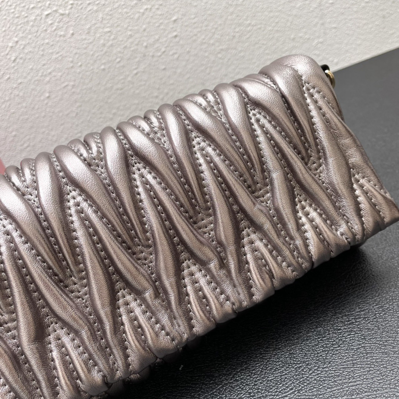 miu bag Evening Bags Top designer bag mius Matelasse nappa leather bag embroidery lambskin Fashion Women shoulder bags luxury handbag Vintage EEM4, #1 size:22x14x4cm
miu bag Evening Bags Top designer bag mius Matelasse nappa leather bag embroidery lambskin Fashion Women shoulder bags luxury handbag Vintage EEM4, #1 size:22x14x4cm