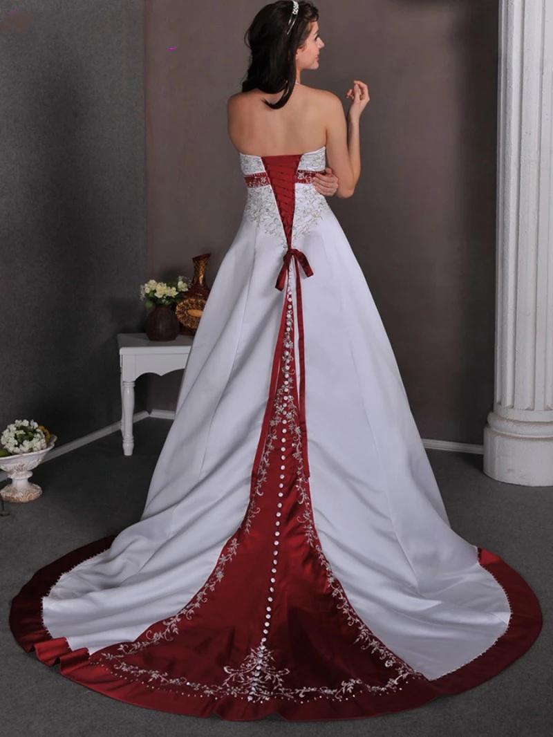 Elegant Embroidered Long A Line Wedding Dresses Halter Neck Backless Lace-Up White And Burgundy Bridal Gowns V-Neck Court Train Vintage Satin Vestido 