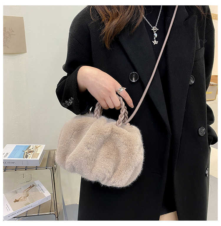 Shoulder Bags New Furry Niche Plush Women s Messenger Portable Autumn and Winter Fashion Ladies Bolsa 230113