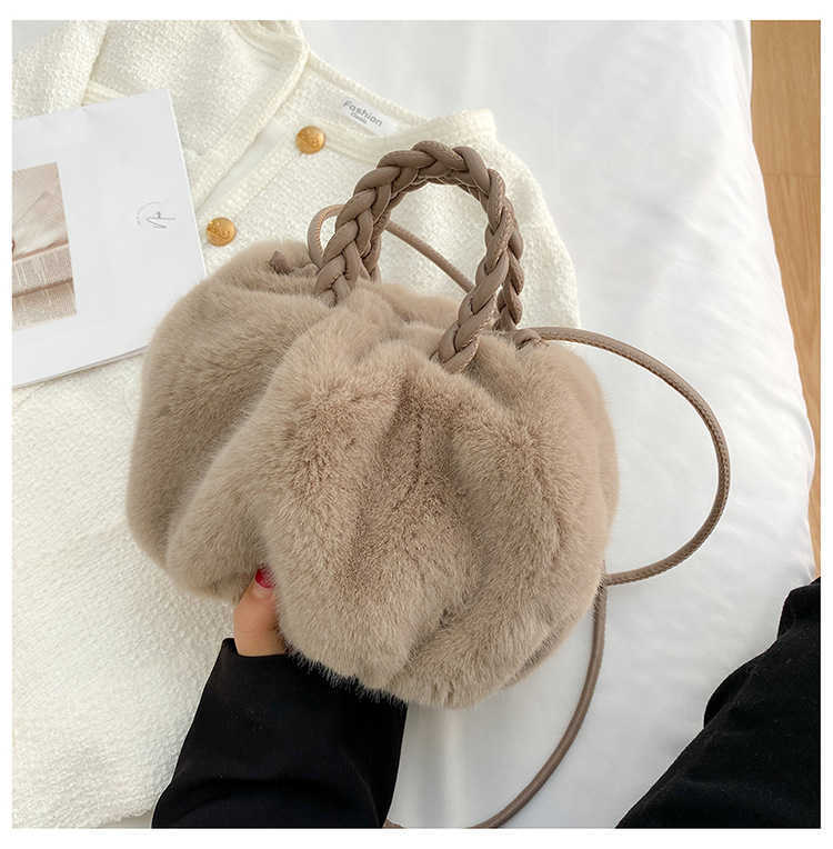 Shoulder Bags New Furry Niche Plush Women s Messenger Portable Autumn and Winter Fashion Ladies Bolsa 230113