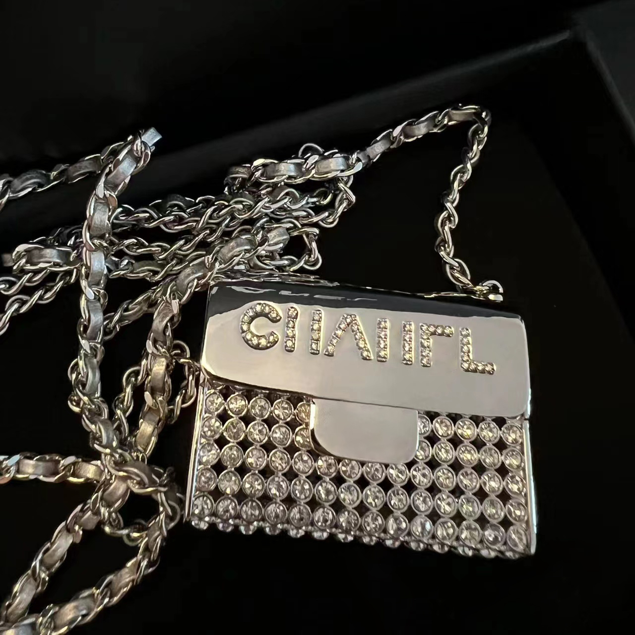 Designer Mini Shimmer Diamond Mini Flap Bags Classic Silver Diamante Metal Lipstick Case Hardware Chain Coins Purse Wallets Luxury Dinner Shiny Crossbody Bag 6CM, Box
Designer Mini Shimmer Diamond Mini Flap Bags Classic Silver Diamante Metal Lipstick Case Hardware Chain Coins Purse Wallets Luxury Dinner Shiny Crossbody Bag 6CM, Box