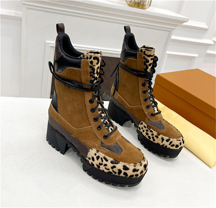 2023 Designer Paris Laureate Platform Desert Boots Suede Calf Leather and Patent Canvas Back Loop Treaded Rubber Outsole Martin Winter Sneakers Size 35-41
2023 Designer Paris Laureate Platform Desert Boots Suede Calf Leather and Patent Canvas Back Loop Treaded Rubber Outsole Martin Winter Sneakers Size 35-41