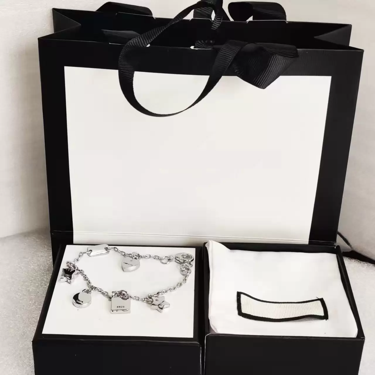 High Quality Designer Bracelet Chain SilverStar Gift Butterfly Bracelets Top Chains Fashion Jewelry Supply
High Quality Designer Bracelet Chain SilverStar Gift Butterfly Bracelets Top Chains Fashion Jewelry Supply