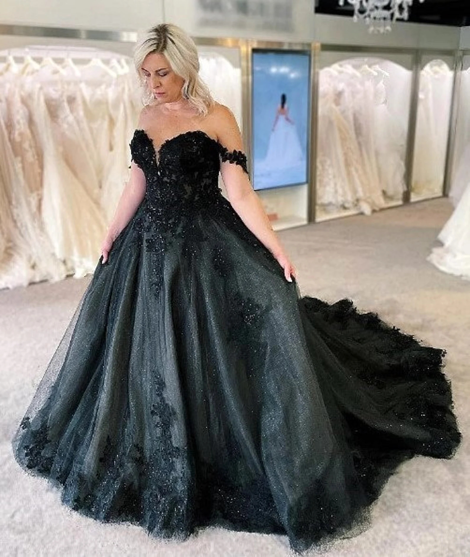 2023 Black Gothic A-Line Wedding Dresses Off Shoulder Sweetheart Lace Applique Beaded Long Vintage Bride Formal Gowns Court Train Plus Size Bridal Dre