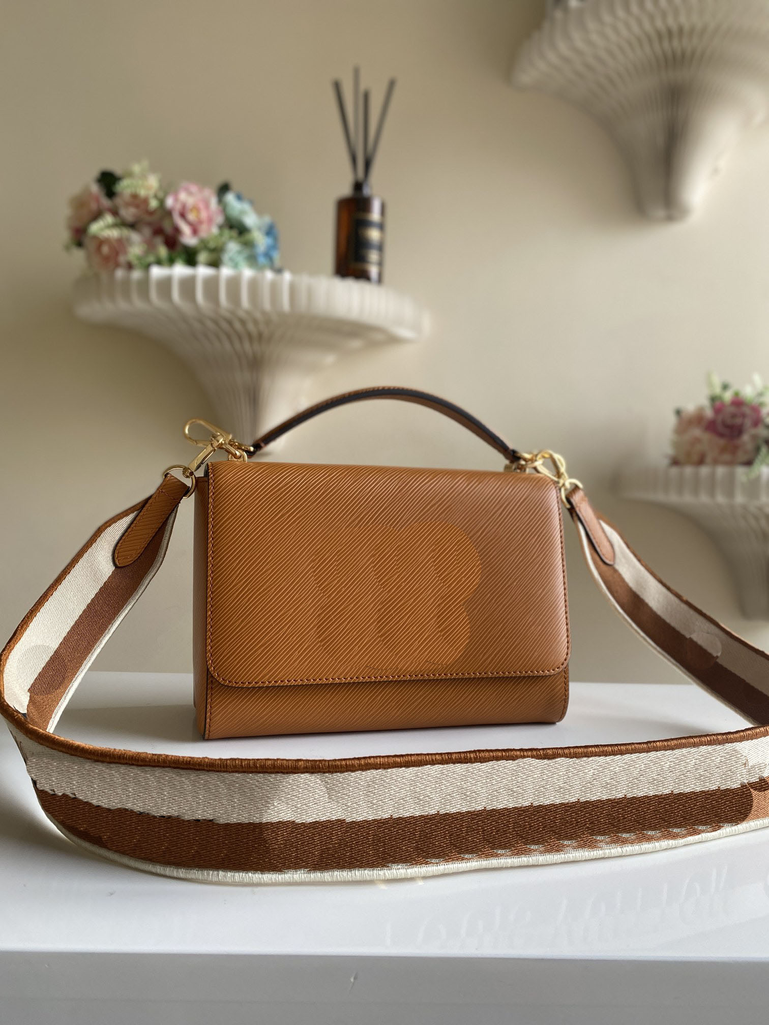 2023 Designer luxury Handbag single shoulder bags, medium size, detachable leather handle, realizing the free switching of hand, crossbody and elbow 57505