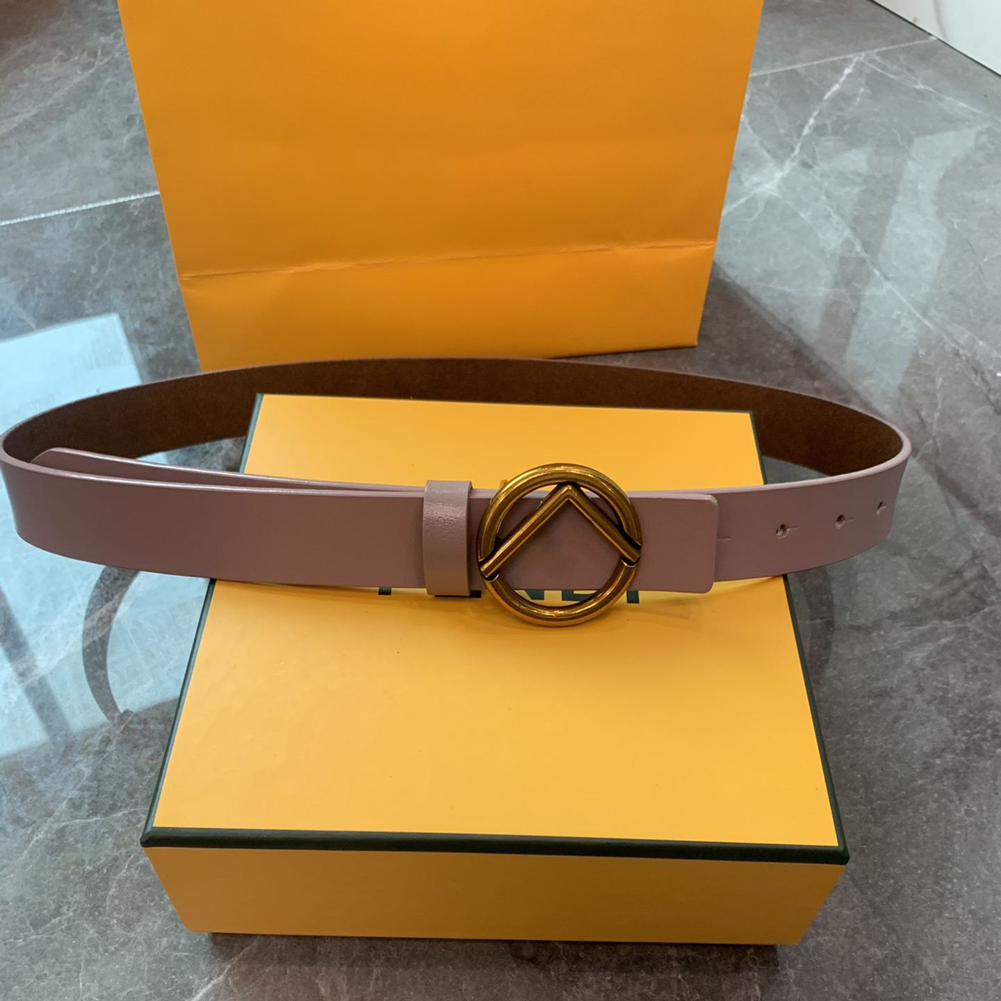 Luxurys Designers Belts For Women Fashion Leather Letter Buckle Belt Womens Waistband Girdle Ladies Cintura Ceintures is very nice, Width 2.8 cm
Luxurys Designers Belts For Women Fashion Leather Letter Buckle Belt Womens Waistband Girdle Ladies Cintura Ceintures is very nice, Width 2.8 cm