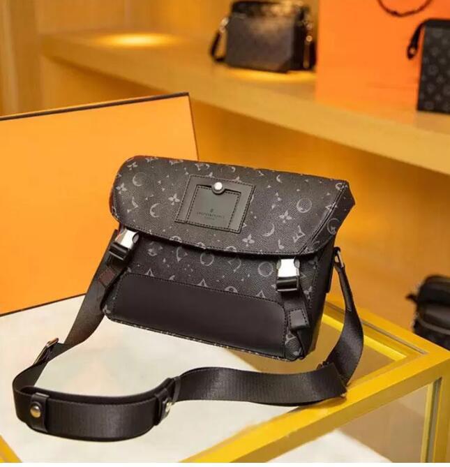 Size 36x6x25cm luxury designers mens Shoulder bags Purses Classic fashion men messenger bags Leather cross body bag school bookbag, Black grid
Size 36x6x25cm luxury designers mens Shoulder bags Purses Classic fashion men messenger bags Leather cross body bag school bookbag, Black grid