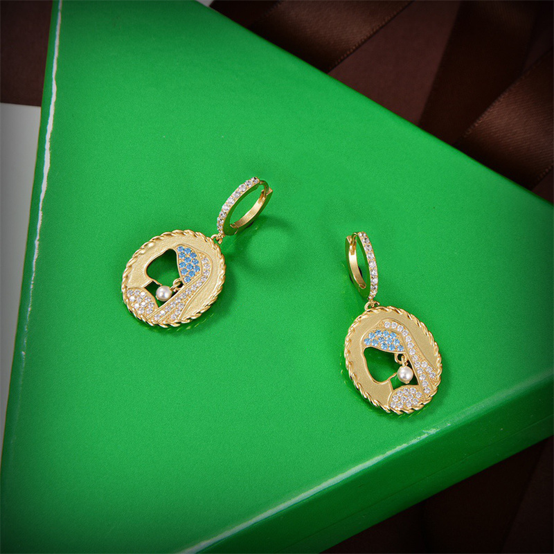 10 Styles Fashion Ear Stud High Quality Classic Golden Silver Pearl Sparkling Diamond Earrings Women Designer Luxury Brands Jewelry
10 Styles Fashion Ear Stud High Quality Classic Golden Silver Pearl Sparkling Diamond Earrings Women Designer Luxury Brands Jewelry
