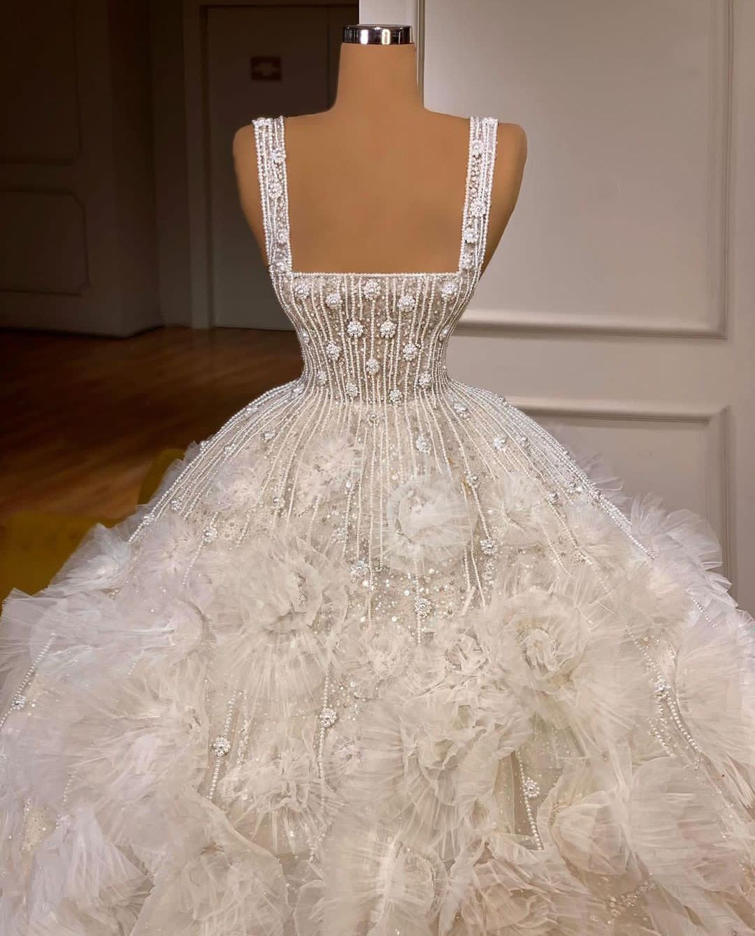 Ball Gown Wedding Dresses Sleeveless Bateau Strapas Sparkly Sequins Appliques Beaded Lace Ruffles Formal Bridal Gowns Plus Size Custom Made Vestido de