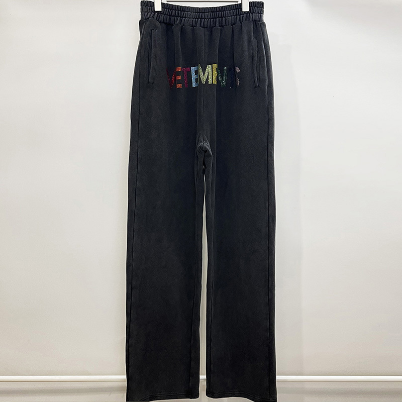 Men's Pants VETEMENTS Trousers Straight Tube Colorful Letters Mopping Men Women 1 1 VTM Cotton Terry Sweatpants 230114, 01
Men's Pants VETEMENTS Trousers Straight Tube Colorful Letters Mopping Men Women 1 1 VTM Cotton Terry Sweatpants 230114, 01