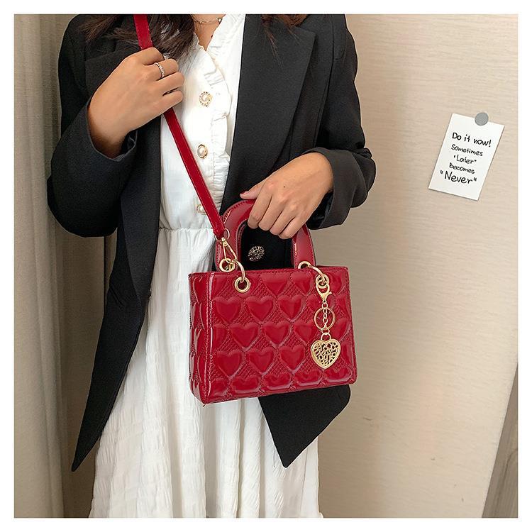 Heart Evening Bag Emed Designer Leisure Handbags Chic Patent Leather 2023 Small Shoulder Messenger Purses Womens Hand