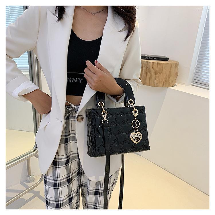 Heart Evening Bag Emed Designer Leisure Handbags Chic Patent Leather 2023 Small Shoulder Messenger Purses Womens Hand