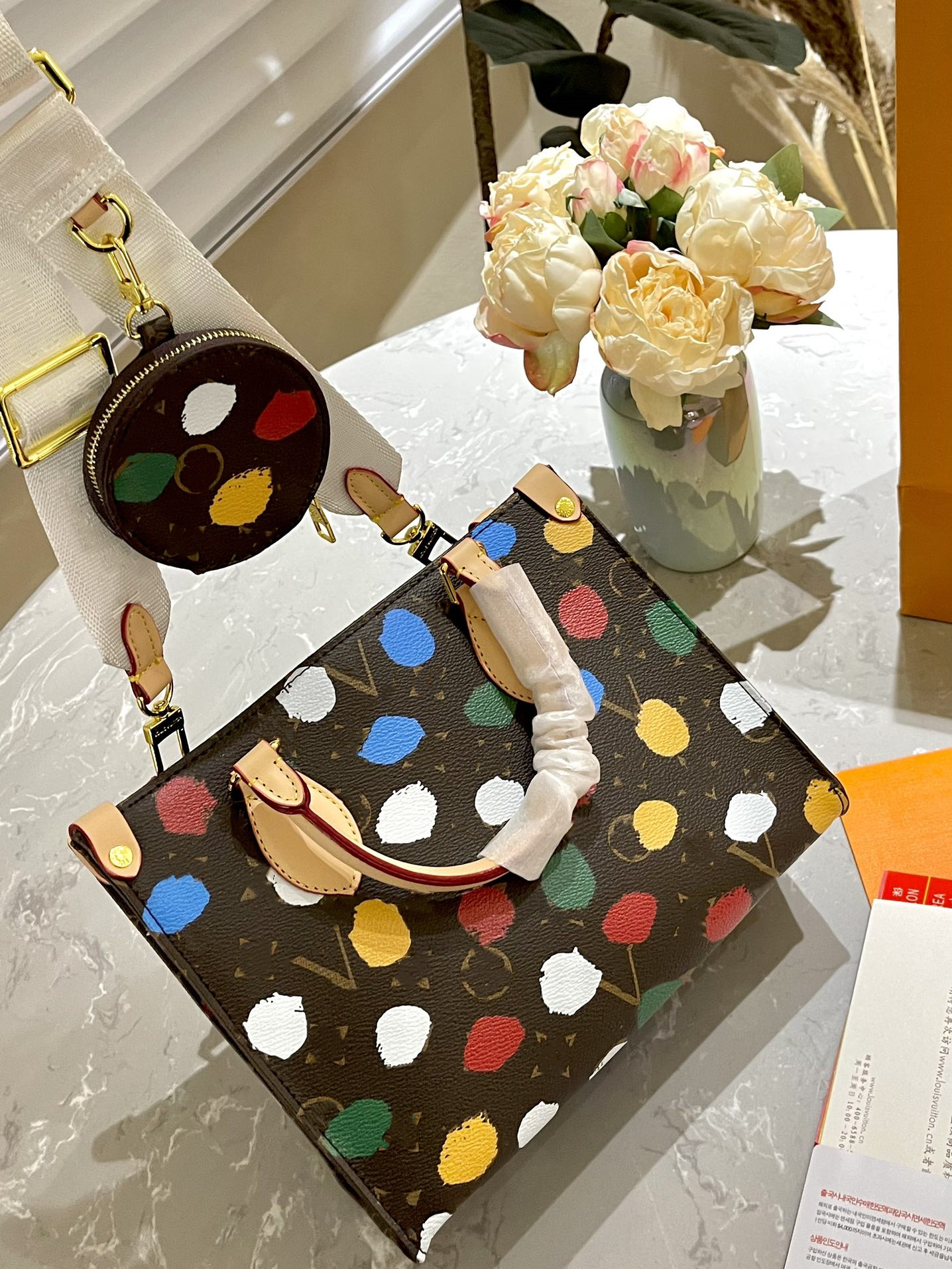 L 23SS X Yayoi Kusama Multicolor Dot Totes Womens OnTheGo Bag Graffiti Designer Handbags Big Capacity Lady Tie Dye V Monograms Shopping Bags with Small Round Purse, Yellow flower
L 23SS X Yayoi Kusama Multicolor Dot Totes Womens OnTheGo Bag Graffiti Designer Handbags Big Capacity Lady Tie Dye V Monograms Shopping Bags with Small Round Purse, Yellow flower