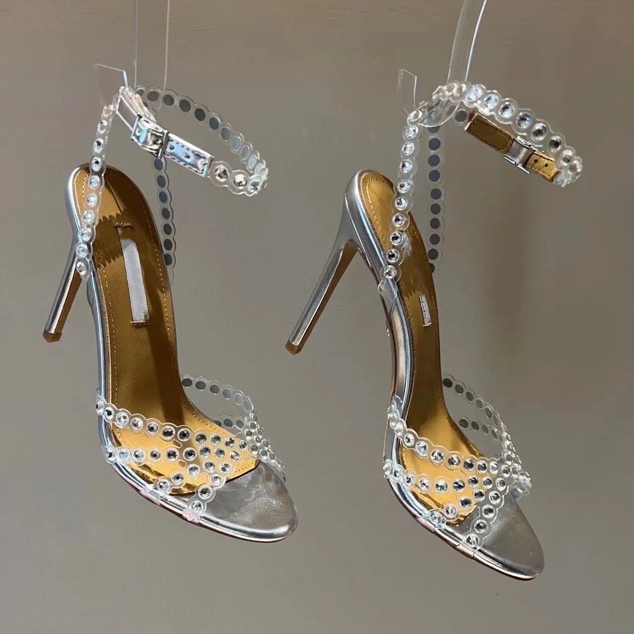 Newst Season Aquazzura Shoes Tequila Sandals 100 Sparkling Party Italy Clear Pvc Crystals Stiletto Heel Wedding Bride
Newst Season Aquazzura Shoes Tequila Sandals 100 Sparkling Party Italy Clear Pvc Crystals Stiletto Heel Wedding Bride