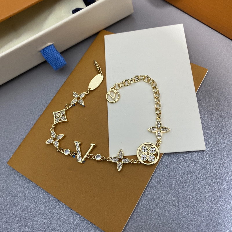 new With BOX Popular EU US Women Designers Charm Bracelets 7 Pendants Diamond Flower Clover Design Luxury Girls Bracelet Monther Girlfriend
new With BOX Popular EU US Women Designers Charm Bracelets 7 Pendants Diamond Flower Clover Design Luxury Girls Bracelet Monther Girlfriend
