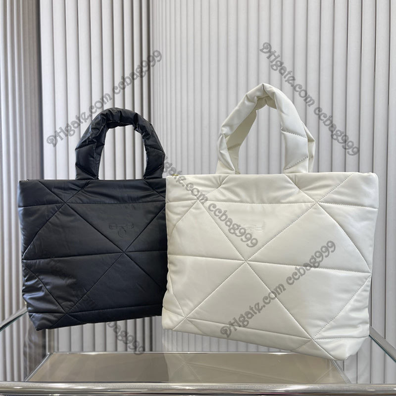 Women Padded Nappa Handle Tote Bags White Black Front Embossed Lettering Designer Handbags Triangle Badge Shopping Pouches Lager Capacity Outdoor Sacoche 32x34cm
Women Padded Nappa Handle Tote Bags White Black Front Embossed Lettering Designer Handbags Triangle Badge Shopping Pouches Lager Capacity Outdoor Sacoche 32x34cm
