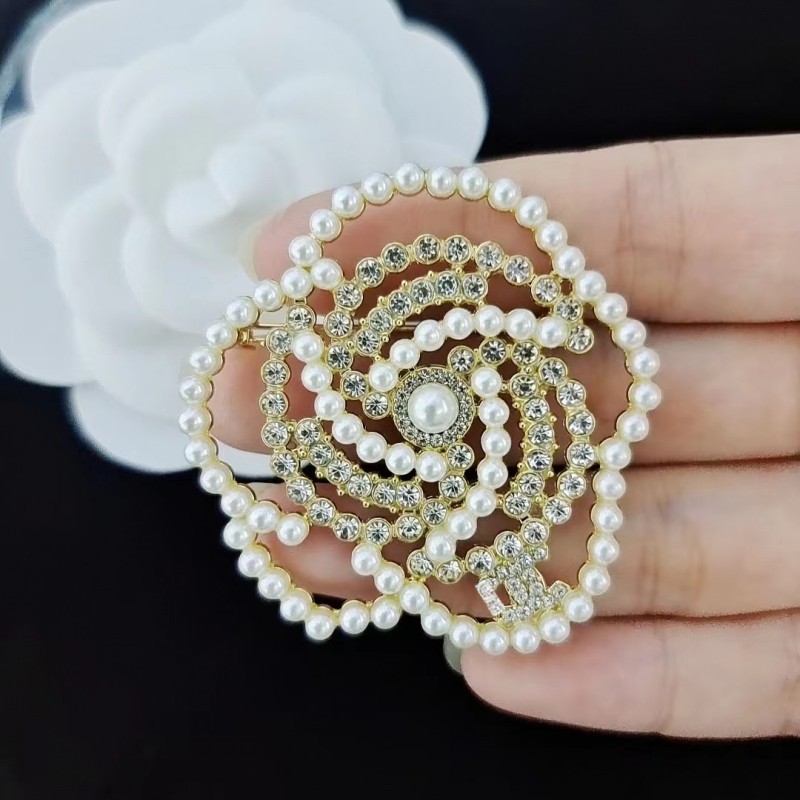 luxury women designer brooch triangle brooches diamond silver plated inlay crystal rhinestone jewelry broche charm men pearl badge broches unisex party wedding
luxury women designer brooch triangle brooches diamond silver plated inlay crystal rhinestone jewelry broche charm men pearl badge broches unisex party wedding