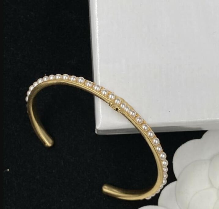 Luxury Open Pearl Bracelets ancient Greek pattern Cuff Bangle Banshee Medusa Head Portrait 18K Gold Plated Women Bangle Jewelry Festive Party Gifts HMB2 -- 055
Luxury Open Pearl Bracelets ancient Greek pattern Cuff Bangle Banshee Medusa Head Portrait 18K Gold Plated Women Bangle Jewelry Festive Party Gifts HMB2 -- 055
