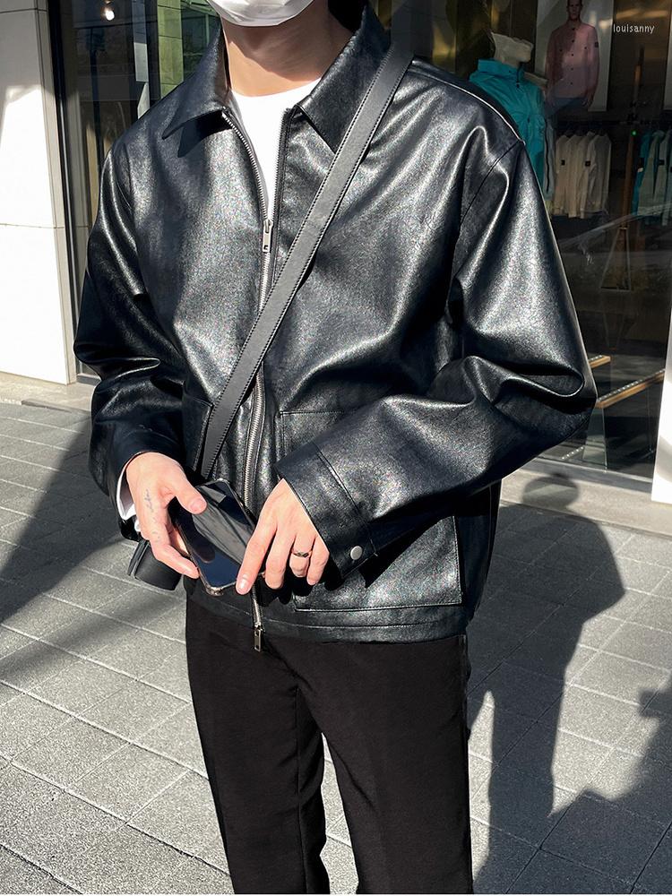Men's Jackets Jacket Men PU Leather Korean Style Biker Lapel 2023 Autumn Black Zipper Coats Simple Chic Design Loose 2A1180
Men's Jackets Jacket Men PU Leather Korean Style Biker Lapel 2023 Autumn Black Zipper Coats Simple Chic Design Loose 2A1180