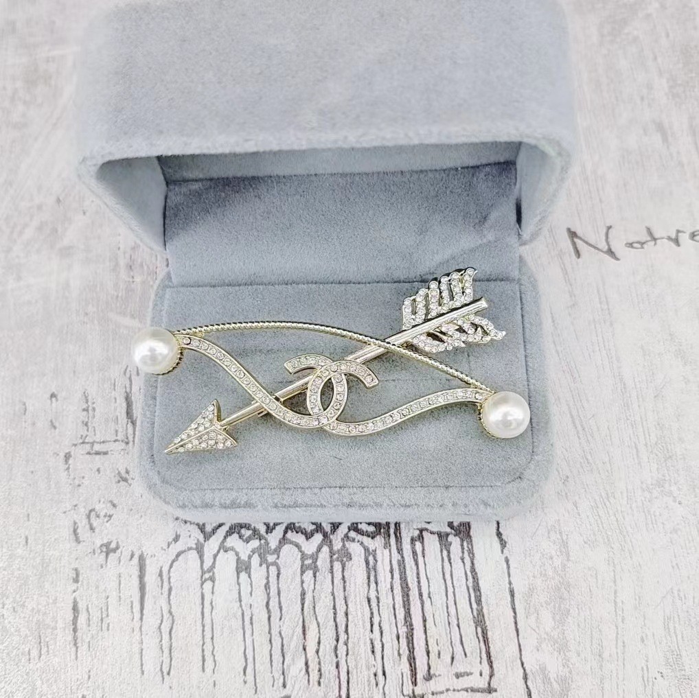 Lapel Pins Badge Luxury Women Designer Brand Letter Brooches 18K Gold Plated Inlay Crystal Rhinestone Jewelry Brooch Tassels Pearl Pin Designer Brooch Anniversary
Lapel Pins Badge Luxury Women Designer Brand Letter Brooches 18K Gold Plated Inlay Crystal Rhinestone Jewelry Brooch Tassels Pearl Pin Designer Brooch Anniversary