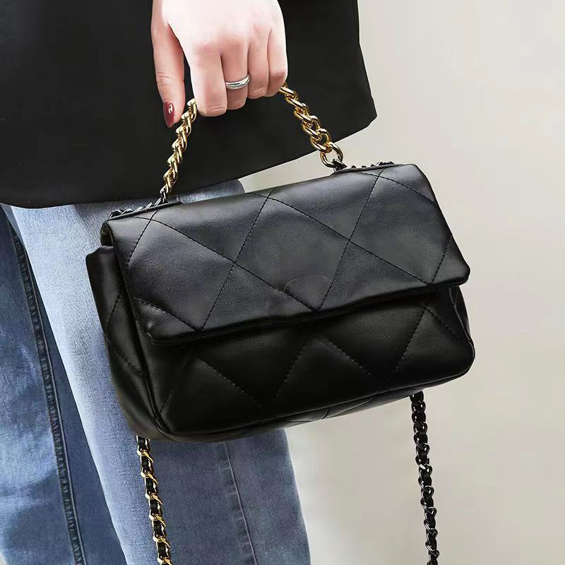 Luxurys Designer Black Shoulder Crossbody Bags Chains Handbags Diamond Lattice Meduim Size Purses Women Wallet Patent Leather Fashion Cross Body Hand Bag 2023
Luxurys Designer Black Shoulder Crossbody Bags Chains Handbags Diamond Lattice Meduim Size Purses Women Wallet Patent Leather Fashion Cross Body Hand Bag 2023