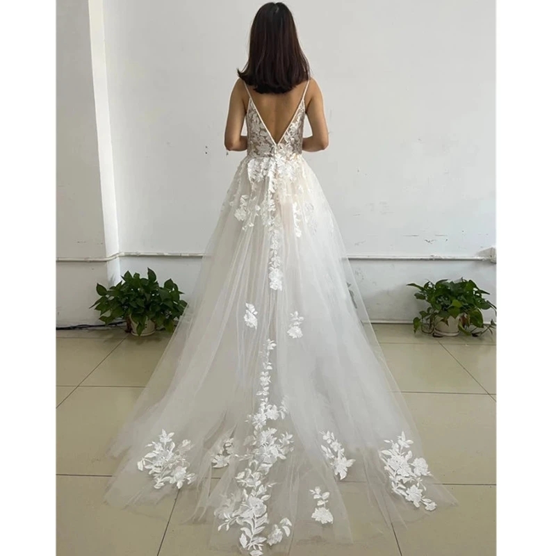 Spaghetti Straps Vintage Lace Wedding Dress With V Neckline Bride Dress Tulle Beach Bridal Gown