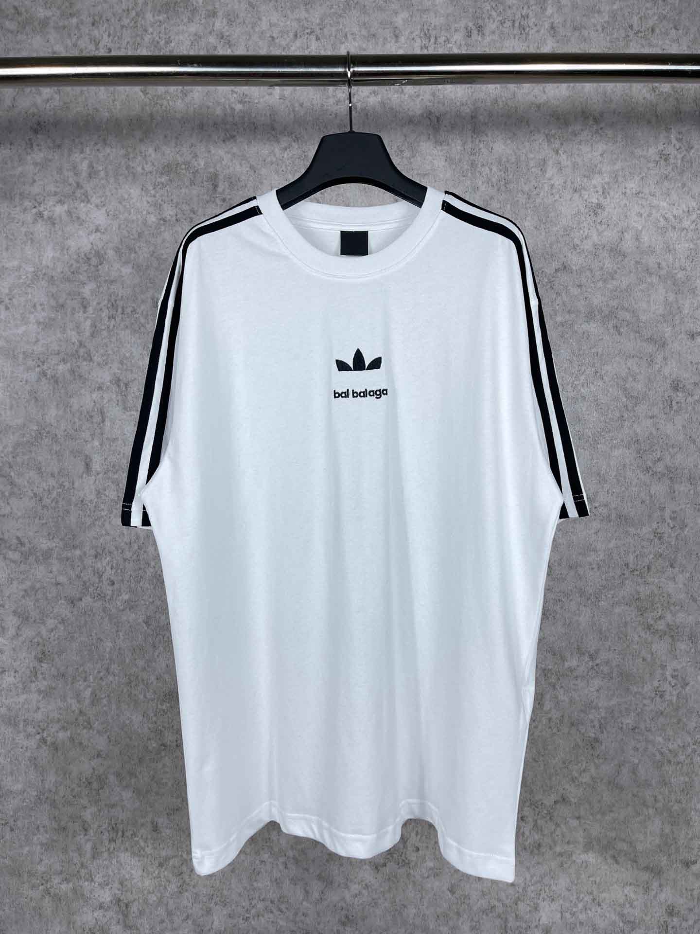 Men's Plus Tees & Polos Round neck embroidered and printed polar style summer wear with street pure cotton 2NH
Men's Plus Tees & Polos Round neck embroidered and printed polar style summer wear with street pure cotton 2NH