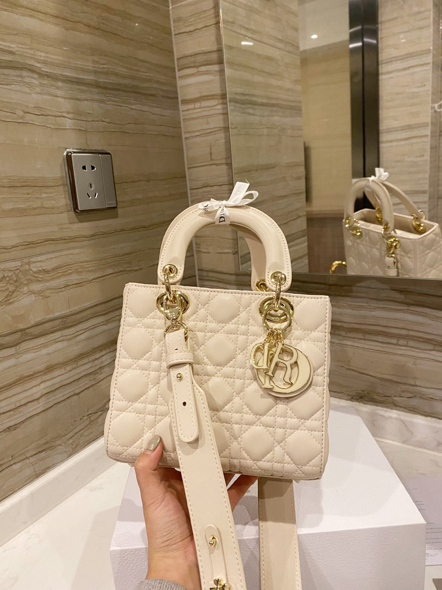 2023 Classic women shoulder crossbody bags totes purses Luxury Designers Handbags 20 or 17 cm Brand Fashion Ladies Wallet Purse Thread Leather Party Mini Purses Bag, White 20cm
2023 Classic women shoulder crossbody bags totes purses Luxury Designers Handbags 20 or 17 cm Brand Fashion Ladies Wallet Purse Thread Leather Party Mini Purses Bag, White 20cm