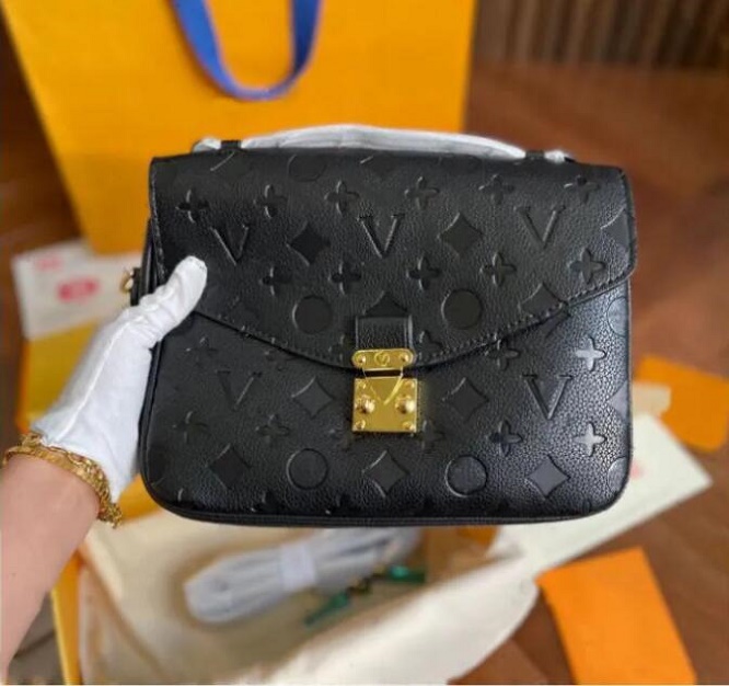 New Style Shoulder Bag Designer Handbags Women Vintage Leather Claddis Embossing Messenger Bags Purse Lady Classic Satchel Tote Wallet M554215, 123
New Style Shoulder Bag Designer Handbags Women Vintage Leather Claddis Embossing Messenger Bags Purse Lady Classic Satchel Tote Wallet M554215, 123