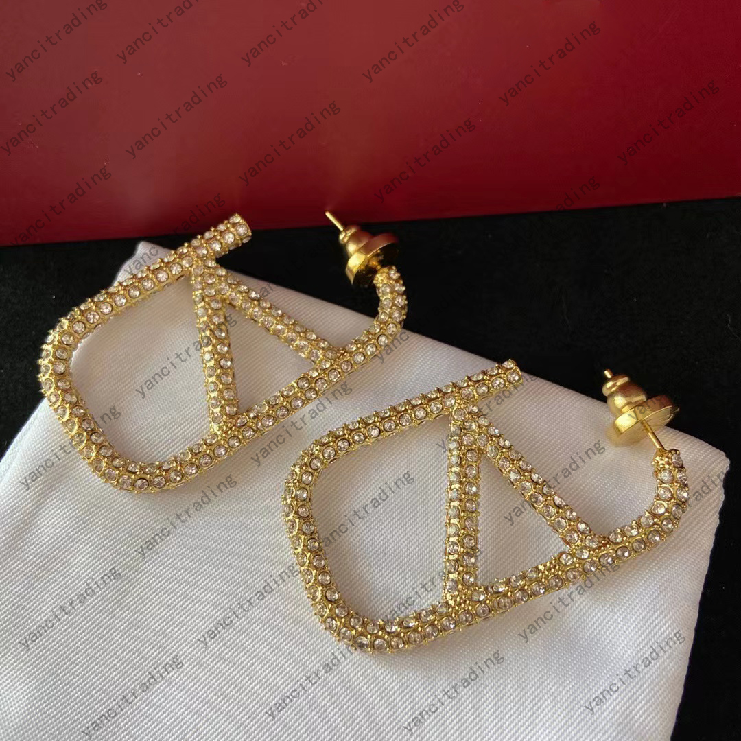 2023 earrings designer for women stud luxury gold heart shape pearl crystal gold double V letter 925s silver jewelry classic
2023 earrings designer for women stud luxury gold heart shape pearl crystal gold double V letter 925s silver jewelry classic