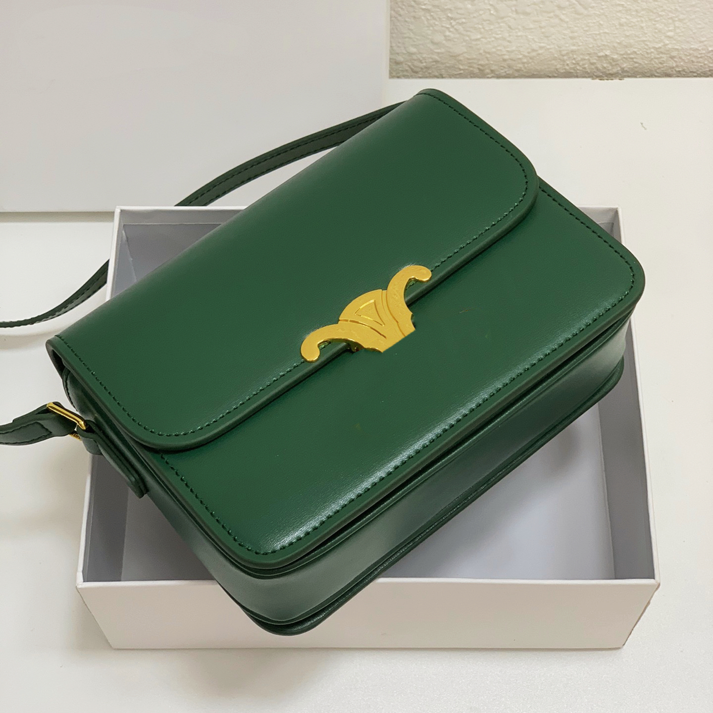 Triumphie Flap Leather Crossbody Flap Bag Black Red Green Brown Two Sizes Lady Square Shape Designer Bags
Triumphie Flap Leather Crossbody Flap Bag Black Red Green Brown Two Sizes Lady Square Shape Designer Bags