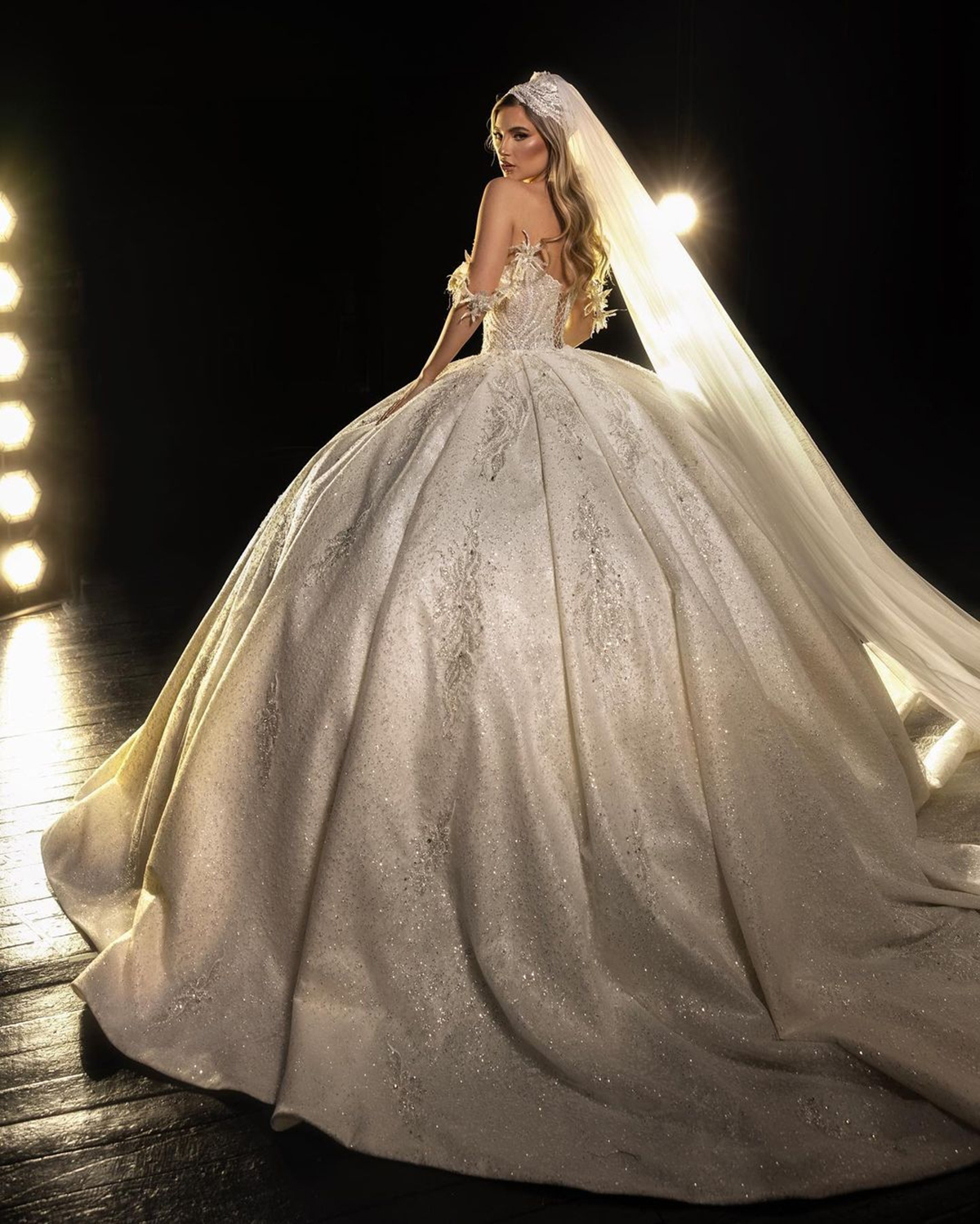 Glamorous Ball Gown Wedding Dresses Strapless Off the Shoulder Sequined with Applicants Beaded Pearl Court Gown Custom Made Plus Side Vestidos De Novi