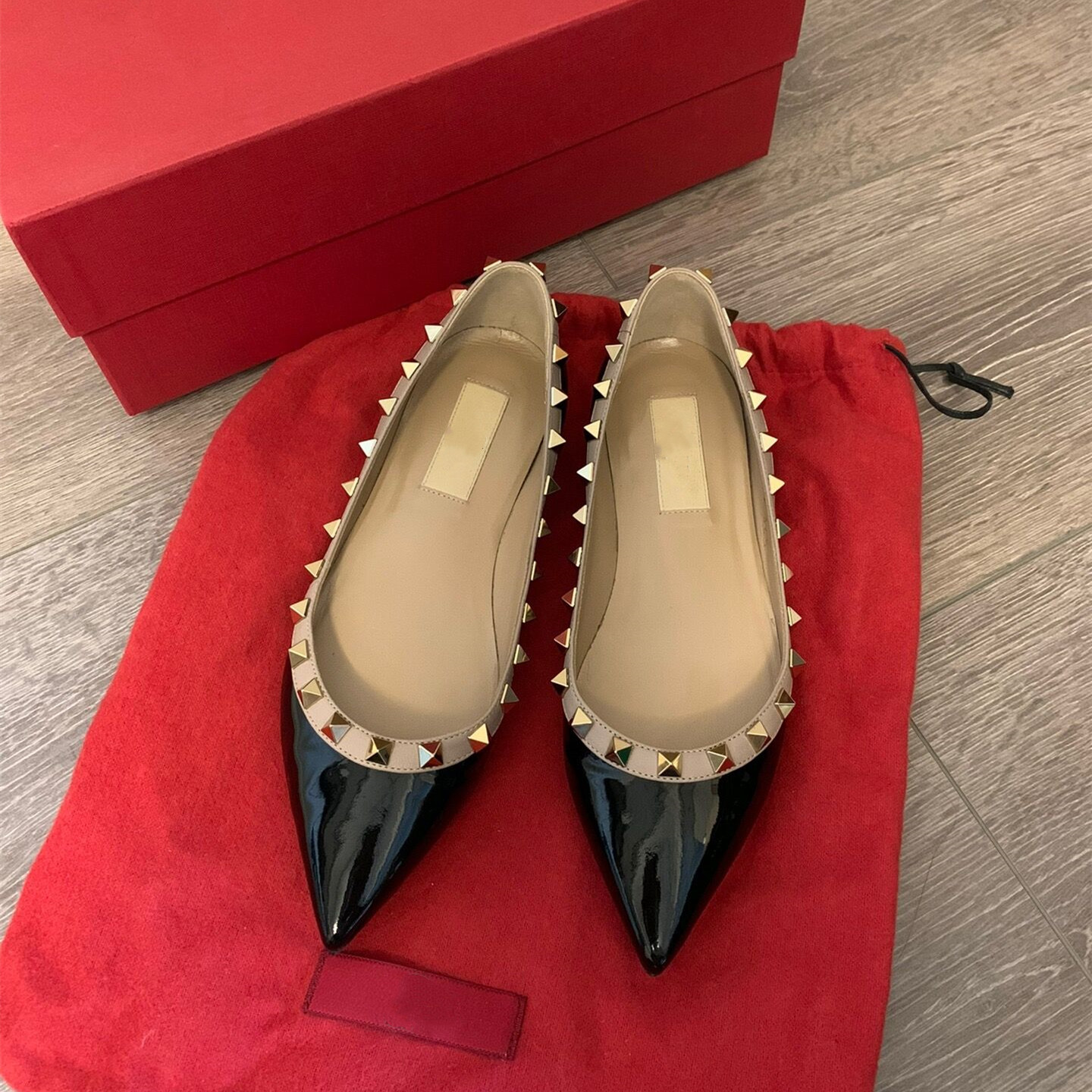 Women Rivets Pointed Shoes Flat Bottom Sandals Nude Black Shiny Patent Leather Red Wedding Shoes 2023 Summer Classics Women's Loafers with Box and Dust Bag, All white matte
Women Rivets Pointed Shoes Flat Bottom Sandals Nude Black Shiny Patent Leather Red Wedding Shoes 2023 Summer Classics Women's Loafers with Box and Dust Bag, All white matte