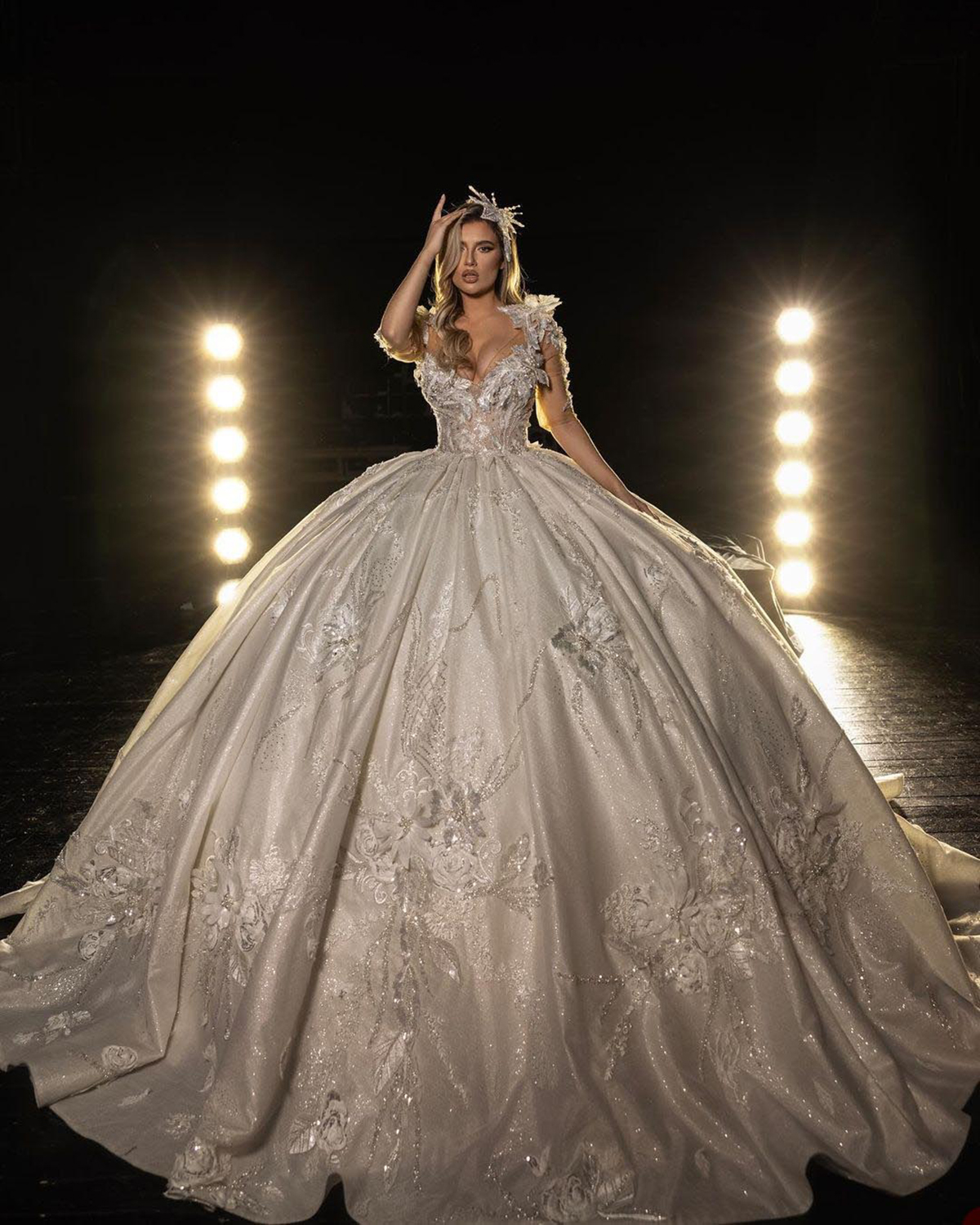 Luxurious Ball Gown Wedding Dresses V-neck 1/2 Sleeves 3D Applicants Pearls Court Gown Custom Made Plus Side Vestidos De Novia