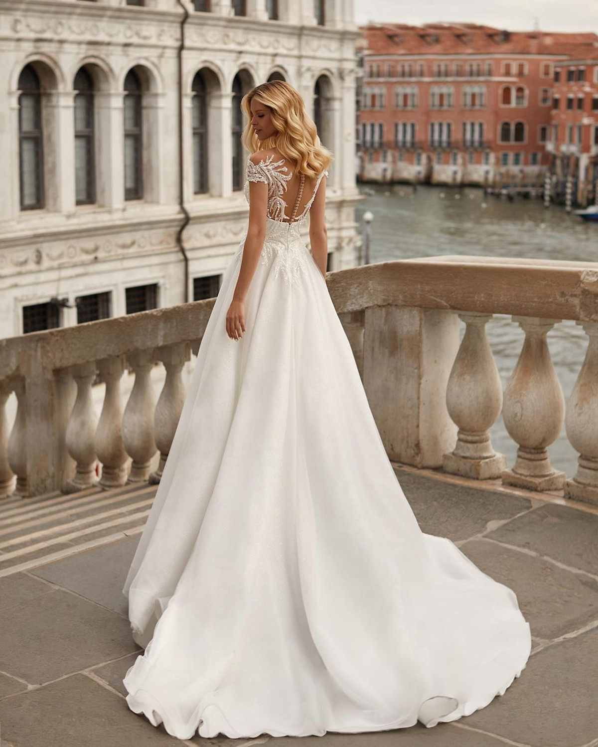 Elegant A-line Wedding Dresses V-neck Off the Shoulder Applicants on Tulle Zipper Court Gown Custom Made Plus Size Bridal Dress Vestidos De Novia