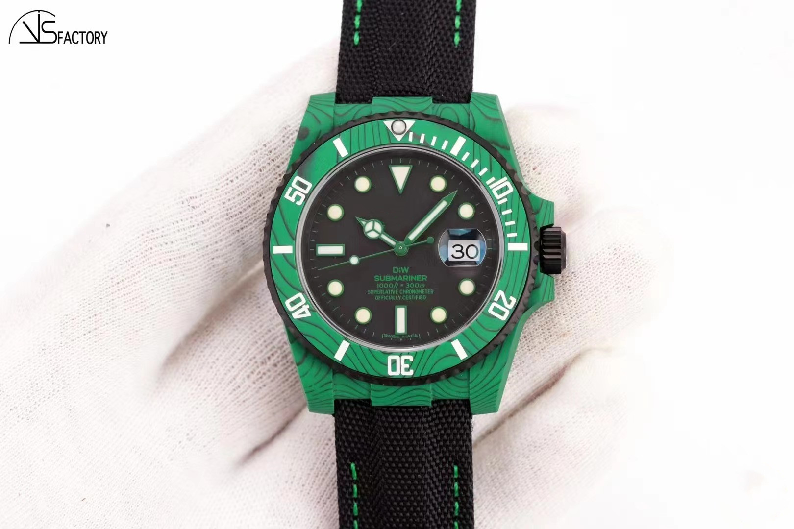 VS Watch diameter 40mm with 3135 movement sapphire mirror colored carbon fiber case luminous function, As shown
VS Watch diameter 40mm with 3135 movement sapphire mirror colored carbon fiber case luminous function, As shown