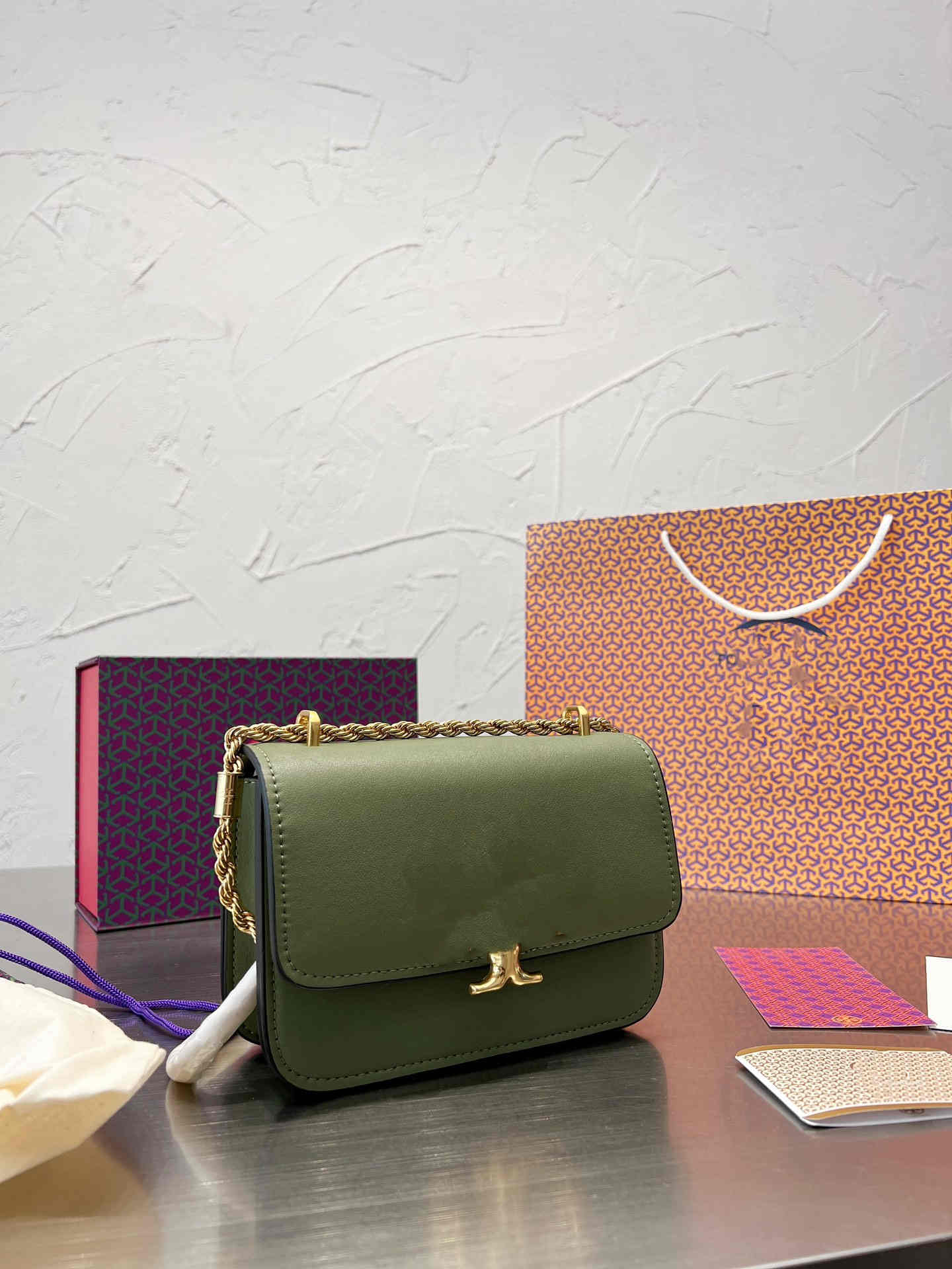 Single shoulder messenger bag imported fabric feels super good, shiny hardware fadeless, fashionable and versatile
Single shoulder messenger bag imported fabric feels super good, shiny hardware fadeless, fashionable and versatile